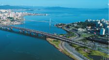 Vista aérea das pontes que ligam o continente à ilha de Florianópolis – SC (moviafilmes, FREEPIK)