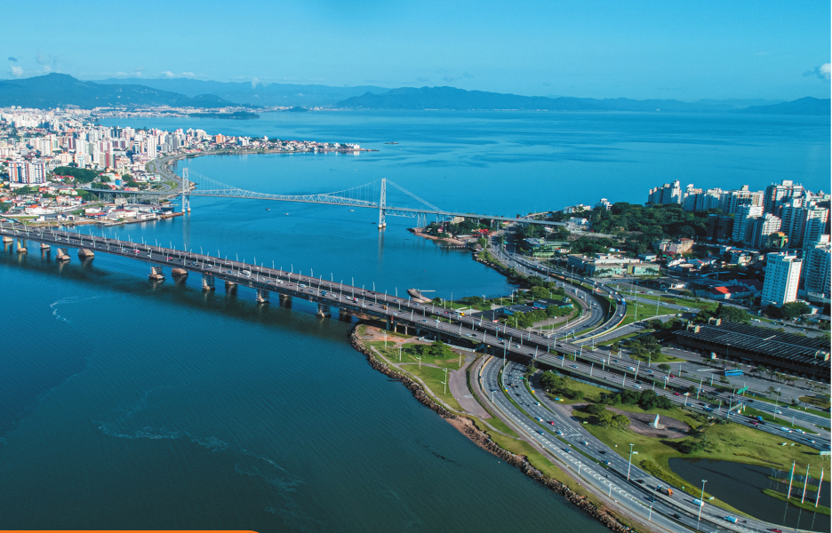 Vista aérea das pontes que ligam o continente à ilha de Florianópolis – SC (moviafilmes, FREEPIK)