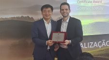 Carlos Cartaxo, CEO da Connectoway, recebe placa do pres. da Huawei Enterprise da América Latina, Jiahua Chen