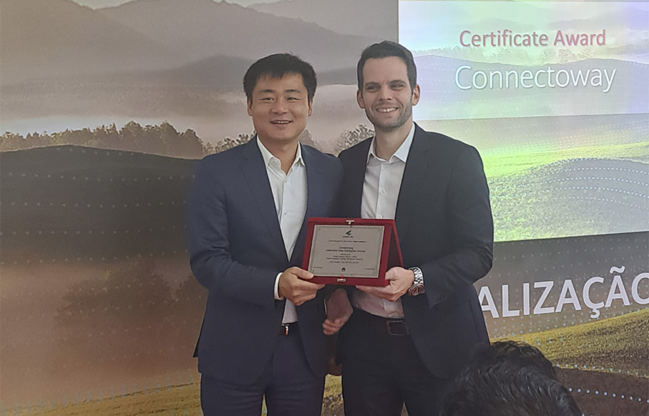 Carlos Cartaxo, CEO da Connectoway, recebe placa do pres. da Huawei Enterprise da América Latina, Tony Sze