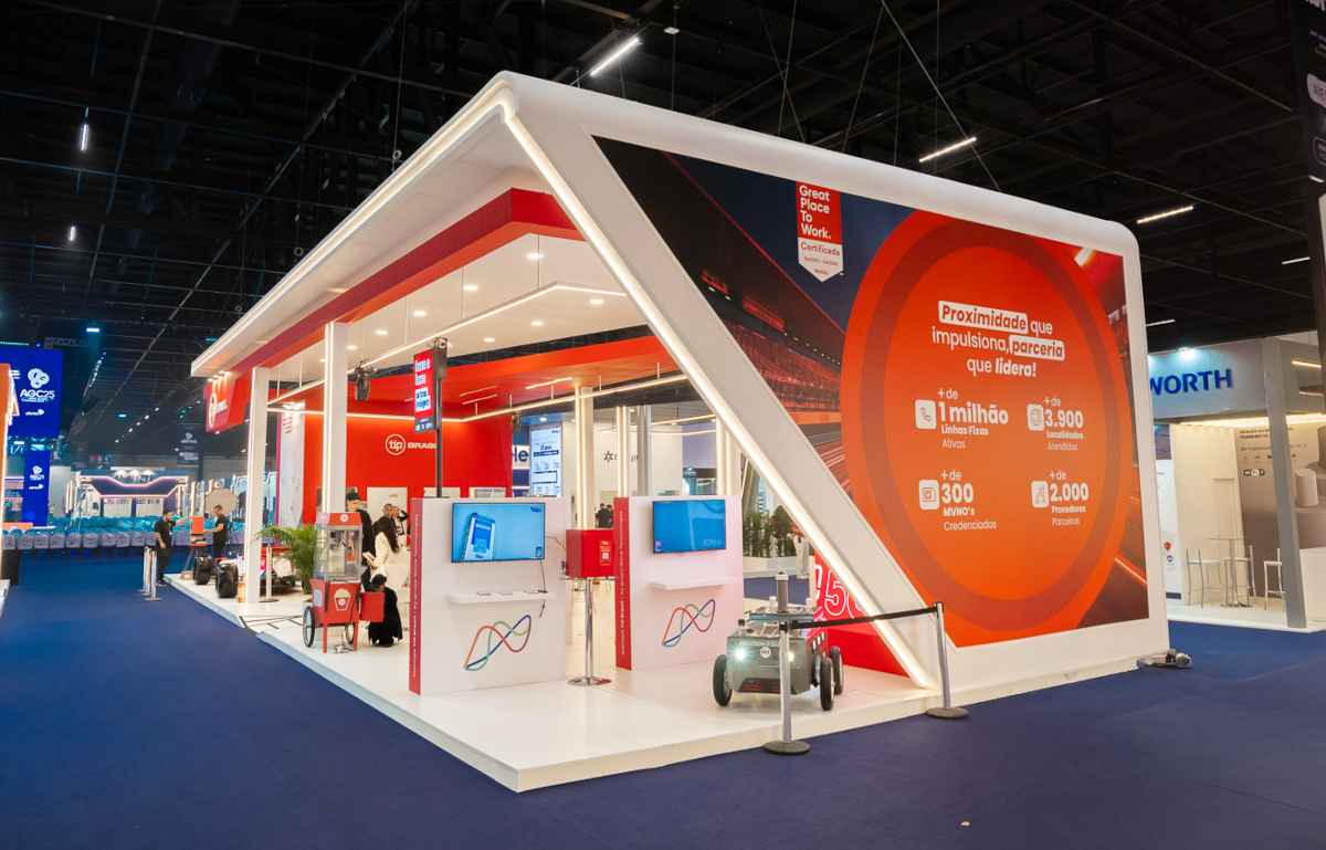 Stand TIP Brasil na Abrint 2025, mostrando a solução de MVNO no telão de LED do evento. Stand TIP Brasil na Abrint 2025, mostrando a solução de MVNO no telão de LED do evento.