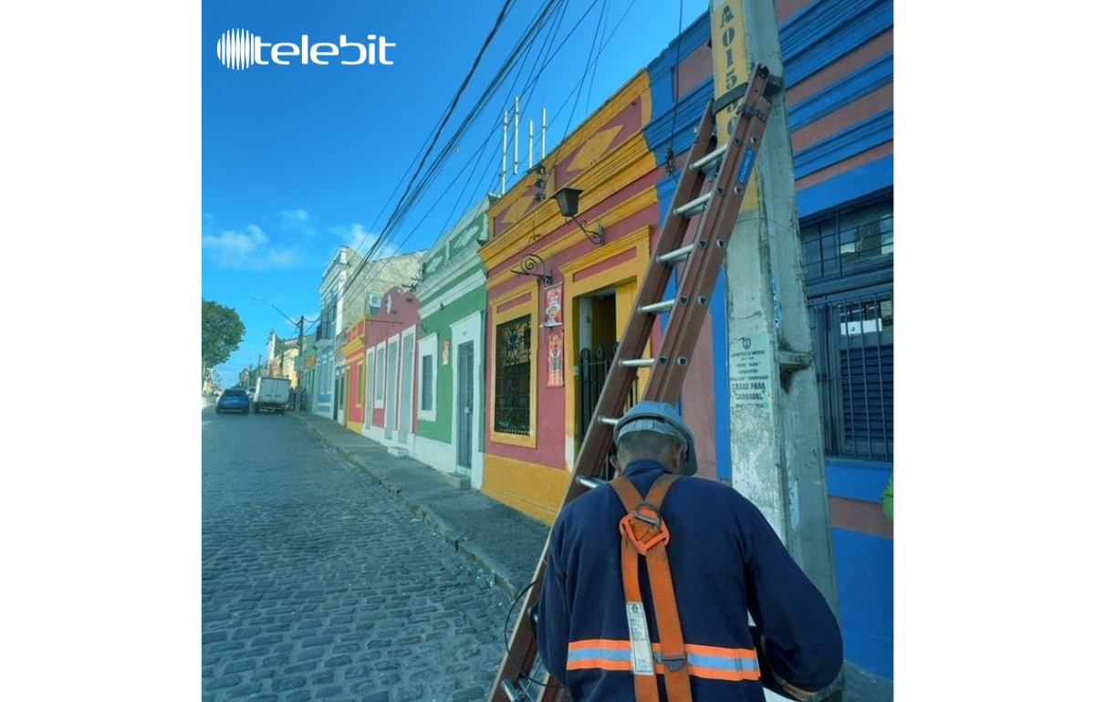 Técnico de campo da Telebit em operação durante a época carnavalesca em Recife (PE). Técnico de campo da Telebit em operação durante a época carnavalesca em Recife (PE).