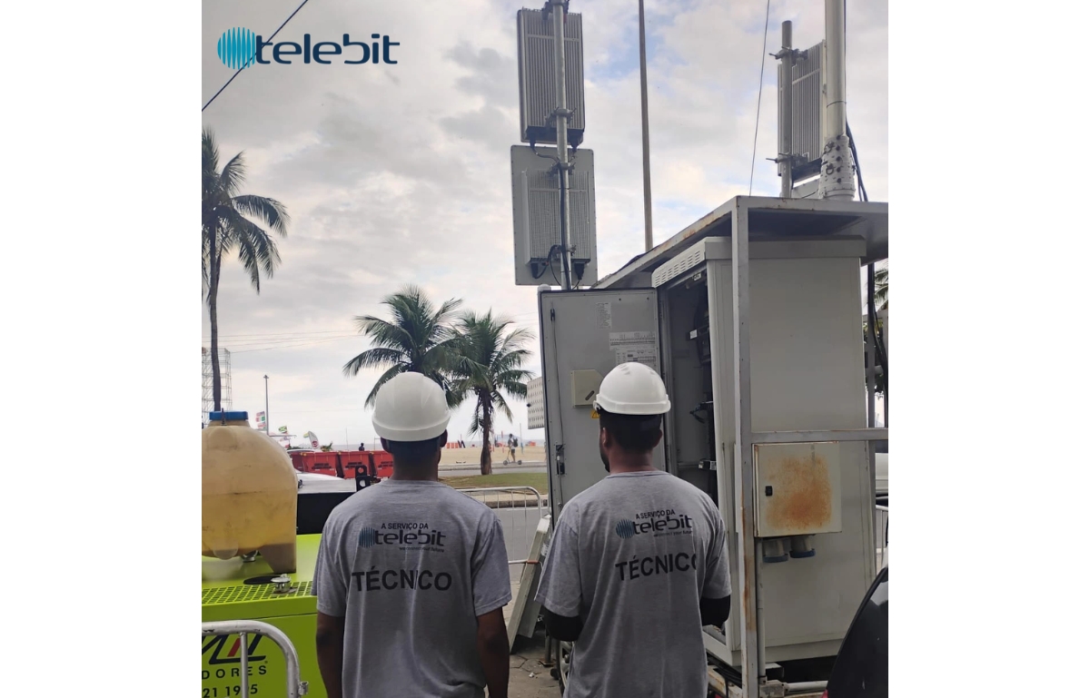 Técnicos de campo à serviço da Telebit em operação na Praia de Copacabana (RJ), durante a mobilização para o show da Lady Gaga. Técnicos de campo à serviço da Telebit em operação na Praia de Copacabana (RJ), durante a mobilização para o show da Lady Gaga.