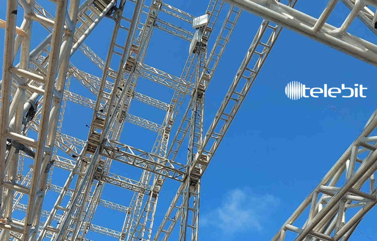 Estruturas de conectividade instaladas na Praia de Iracema, Fortaleza - CE, garantindo cobertura de alta performance durante o Réveillon 2025. Estruturas de conectividade instaladas na Praia de Iracema, Fortaleza - CE, garantindo cobertura de alta performance durante o Réveillon 2025.